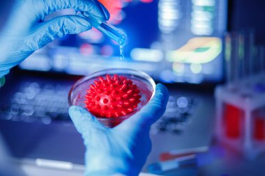 Eczane laboratuarında 2019 ncov Coronavirus aşısı üzerinde çalışan tıbbi biyomühendis. Mavi renk arkaplan