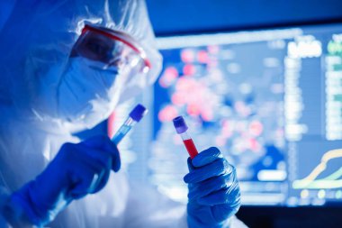 Analiz sayısı 2019-ncov Coronavirus 'tan dünyadaki insanlara bulaştı. Laboratuvarda solunum cihazıyla koruyucu kimyasal kıyafet giyen doktor.