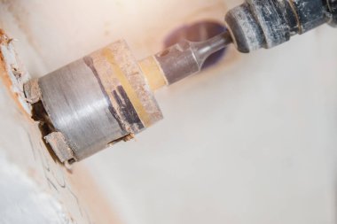 İnşaatçı işçi pnömatik çekiç delme delikleri beton tuğla duvar ve elektrik kablosu için elmas taç, soket, anahtar