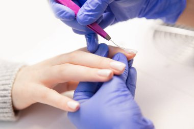 Master manikür salonunda çivi jel üzerinde vernik çizim uygular