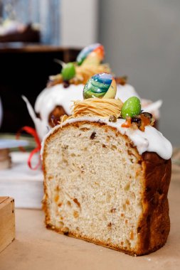 Paskalya pastası ortodoks tatlı ekmek kulich ve renkli çikolata yumurtaları bayram masasında