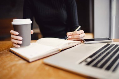 Karantina koronavirüsü etkisini gösterirken kadın uzaktan kumanda ile evden çalışıyor. E- postaları kontrol etme kavramı, blog yazarı