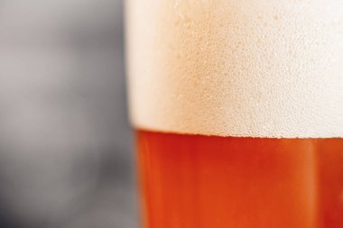 Sarı bira köpüklü ve cam köpüklü altın rengi bulanık arka plan dokusu kopyala