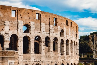 Antik kalıntılar Kolezyum Roma, İtalya, arkaplan mavi gökyüzü bulutlu