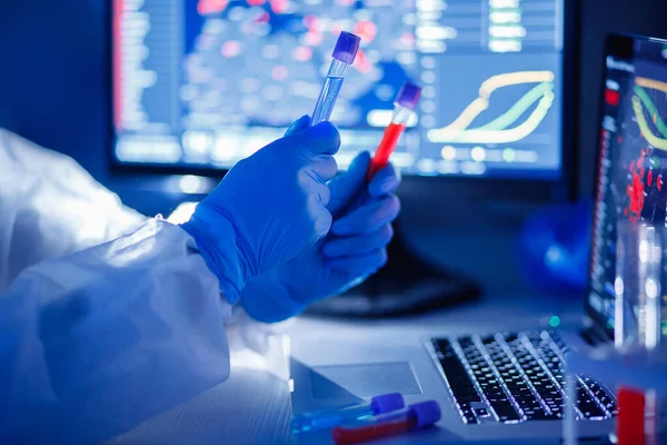 2019-ncov Coronavirus yaşam için tehlikeli laboratuvar kan testi tespiti. Salgın Aşı Konsepti