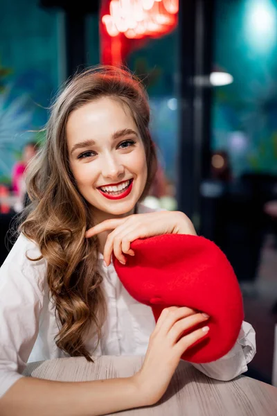 Молода романтична красива жінка Франція посміхається в червоному береті в кафе-столі — стокове фото
