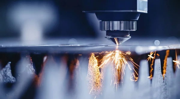 Láser CNC corte de metal con chispa de luz, tecnología industrial moderna. Color azul acero — Foto de Stock