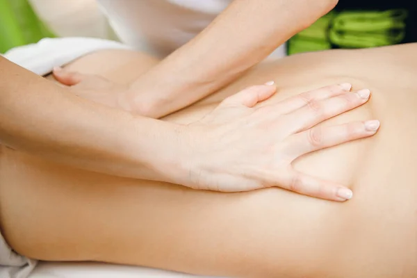 Hands of professional doctor massage therapist treats back athlete — Stock Photo, Image