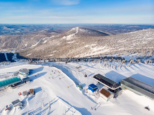 Skigebiet Scheregesch Kemerowo im Winter, Landschaft auf den Bergen und Hotels, Luftaufnahme — Stockfoto