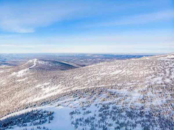 Skigebiet Scheregesch Kemerowo im Winter, Landschaft auf den Bergen und Hotels, Luftaufnahme — Stockfoto