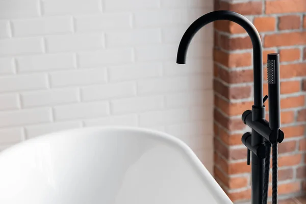 Schwarze Armatur für modernes, helles Badezimmer. Loft-Stil — Stockfoto