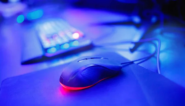 Teclado y ratón para los jugadores de vídeo streamer profesional con el ordenador. Campeonato de deporte cibernético, luces de color azul neón — Foto de Stock