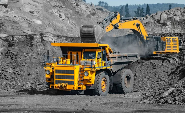 Carga de carbón en la minería abierta industria de camiones amarillos — Foto de Stock