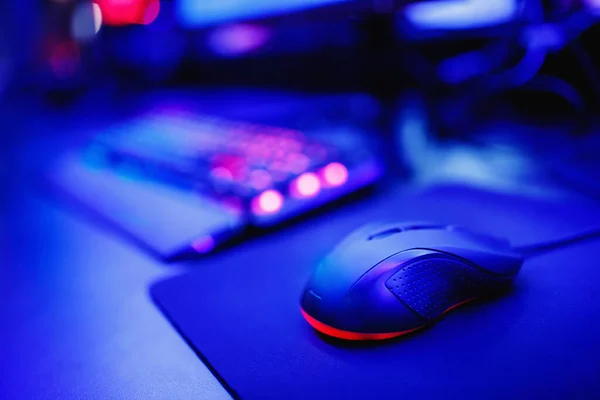 Teclado y ratón para los jugadores de vídeo streamer profesional con el ordenador. Campeonato de deporte cibernético, luces de color azul neón — Foto de Stock