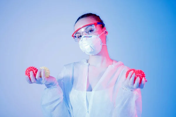 Коронавірус жінка ходить з хірургічною маскою для захисту обличчя рожевий і синій фон — стокове фото