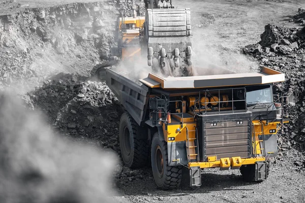 Industria minera a cielo abierto. Camión minero amarillo para movimiento de carbón a cargas de excavadoras — Foto de Stock