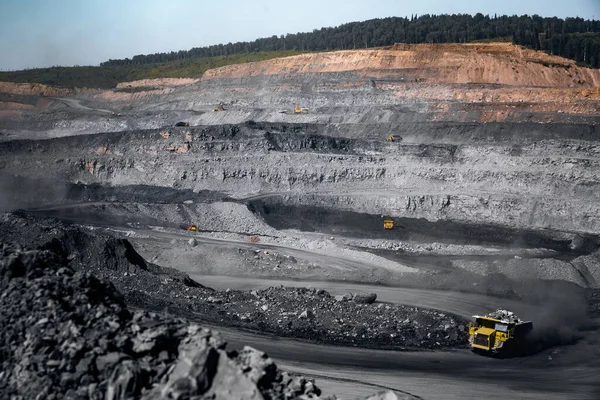 Camión minero amarillo grande para movimiento de carbón. Industria minera a cielo abierto — Foto de Stock