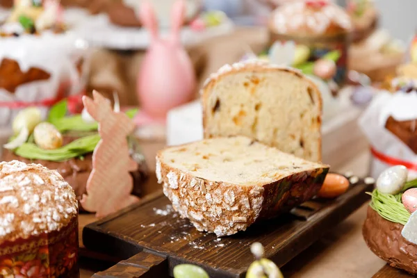 부활절 테이블 정통파 달콤 한 빵, 초콜릿 달걀 과 토끼를 곁들인 쿨리치. 휴일을 위한 다양 한 과자 — 스톡 사진