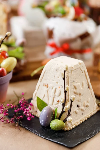 Páscoa pão doce ortodoxo kulich bolo de queijo cottage com ovos de chocolate — Fotografia de Stock