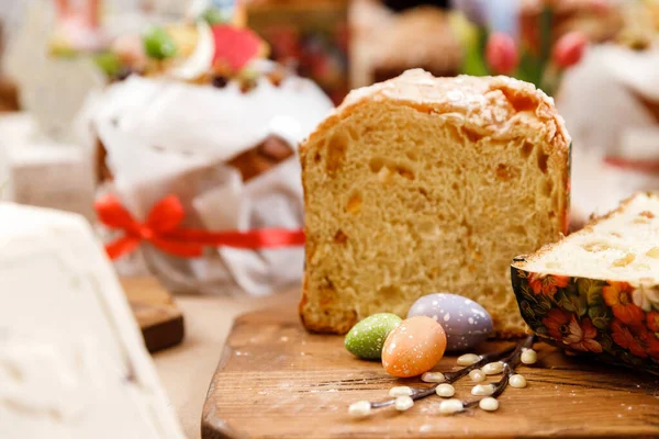 Wielkanocny stół prawosławny słodki chleb, kulich z czekoladowymi jajkami i królikiem. Różnorodne ciasta na wakacje — Zdjęcie stockowe