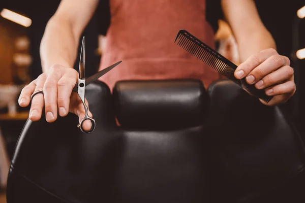 Barbershop Close-up of barber holds clip-on hair clipper — Stock Photo, Image