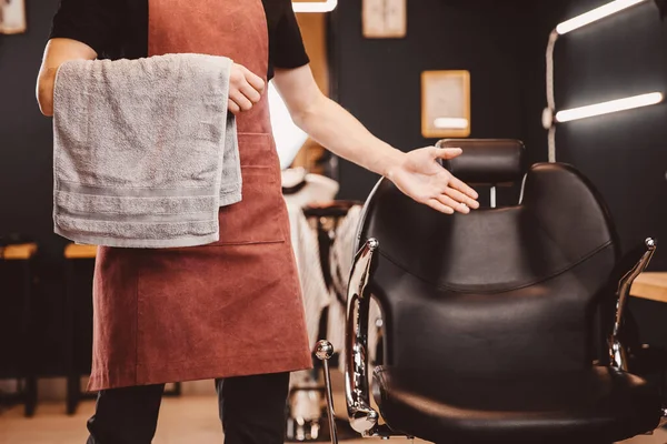 Barbershop fåtölj. Modern frisör och frisör, frisör butik för män — Stockfoto