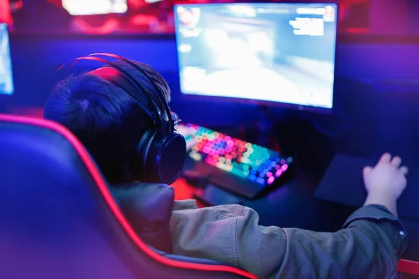 Sala de estudio profesional de cyber gamer con sillón de computadora personal, teclado para flujo en fondo borroso de color neón. Enfoque suave —  Fotos de Stock