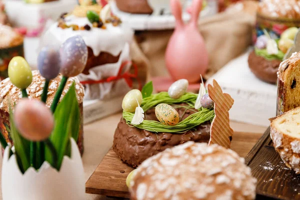 부활절 케이크 정통파 달콤 한 빵 쿨리치와 축제 식탁에 놓인 화려 한 초콜릿 달걀 — 스톡 사진