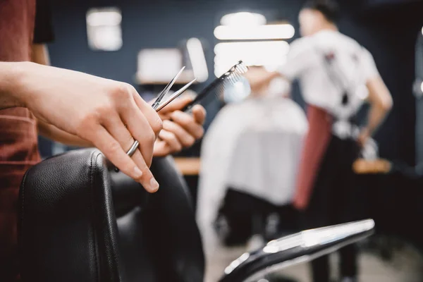 Barbershop Close-up van de kapper houdt clip-on tondeuse — Stockfoto