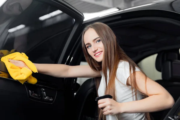 Biltvätt service, flicka arbetare rengöring spray eco läder interiör moderna mikrofiber och konsol auto — Stockfoto