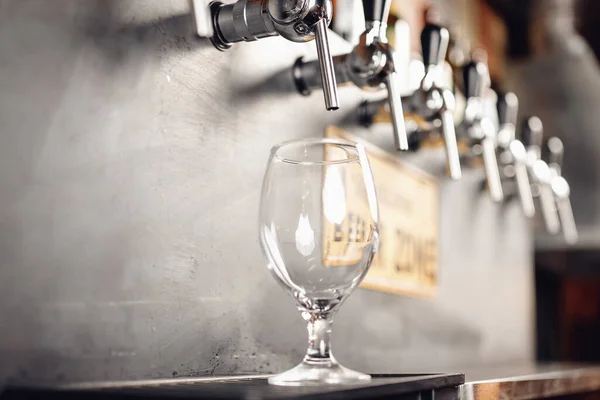 Birra rubinetti sidro bicchiere da vino crudo in pub. Focus selettivo, sfondo scuro — Foto Stock