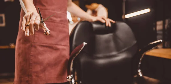Primer plano peluquero sostiene clip en la peluquería del cortador de pelo barbería —  Fotos de Stock