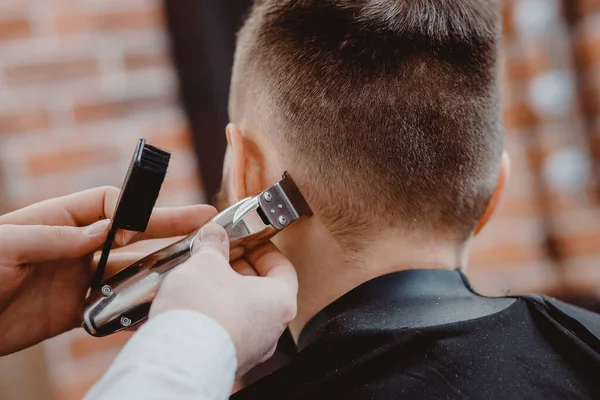 Hairdresser cuts hair men in barbershop. Barber doing correct beard trim electric shaver — Stock Photo, Image