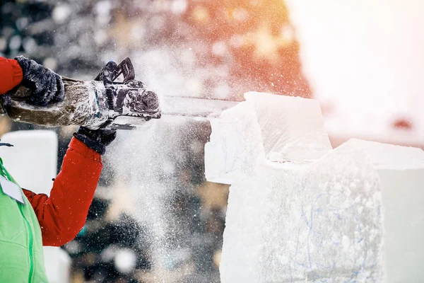 Escultura de hielo tallado hombre uso motosierra corte invierno congelado — Foto de Stock