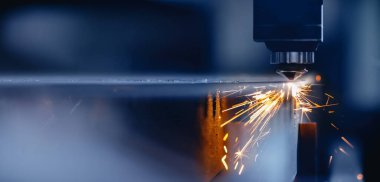 Mavi renkli Laser CNC. Hafif kıvılcımlı metal kesimi. Modern endüstriyel teknoloji.