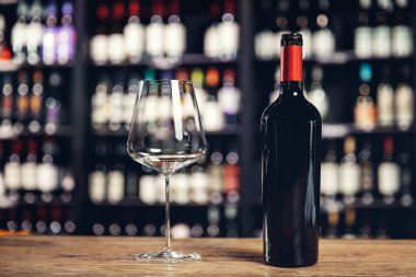 Restoranın içindeki raflarda birçok cam şarap şişesi var. Bulanık arkaplan