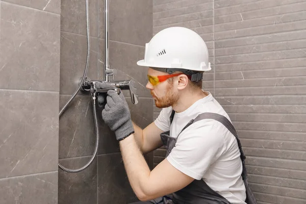 Fontanero instalación de ducha, trabajo en el baño — Foto de Stock