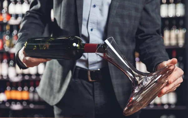 Sommelier derramando vinho tinto em decantador de garrafa para fazer bebida aeração — Fotografia de Stock