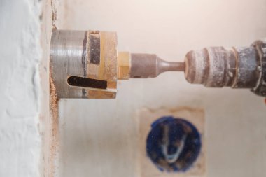 İnşaatçı işçi pnömatik çekiç delme delikleri beton tuğla duvar ve elektrik kablosu için elmas taç, soket, anahtar