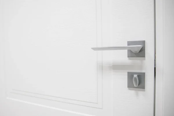 Portas de metal maçaneta no interior moderno — Fotografia de Stock