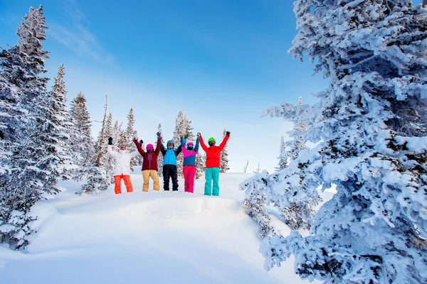 Kış tatilinde kayak ve snowboard yapan grup arkadaşları. Kayakçılar ormanda eğleniyor. Gün doğumu. Dağların tepesinde mavi gökyüzü. — Stok fotoğraf