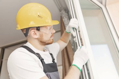 Plastik upvc pencereye lastik mühürler yerleştirme işçisi