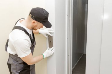 Asansör tamircisi tamirat ya da düzenleme mekanizması