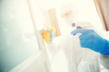 Evin dezenfeksiyon ve temizlik kapı kolları. Biyokimyasal kıyafetli mikroplar ve virüs enfeksiyonundan. Coronavirus koruma kavramı