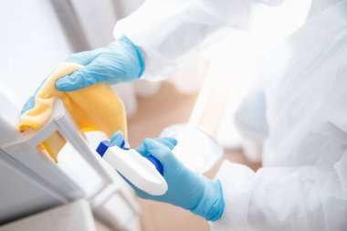 Evde antiseptik temizlik kapısı tutacağı virüslerin ve mikropların dezenfekte edilmesi. Karantina koronavirüsü konsepti