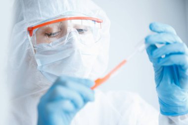 Kimya laboratuvarındaki doktor virüs aşısı geliştirmek için testleri analiz ediyor. İnsanlığı ve koronavirüsü kavramsallaştır