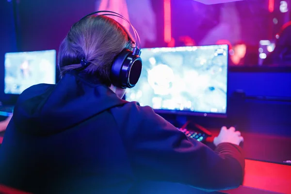 Sala profissional do estúdio do jogador cibernético com poltrona pessoal do computador, teclado para o córrego no fundo do borrão da cor do neon. Foco suave — Fotografia de Stock