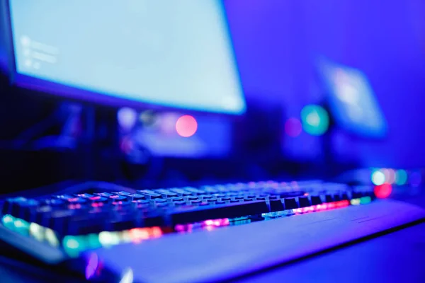 Профессиональный стриптиз с монитором компьютера. Чемпионат по киберспорту, неоновые синие огни — стоковое фото