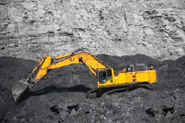Lavori dell'industria mineraria a cielo aperto di grandi escavatori gialli per il carico e l'estrazione del carbone — Foto Stock