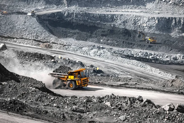 Open mijn mijn industrie. Gele mijnbouw vrachtwagen voor steenkool beweegt langs stoffige steengroeve weg — Stockfoto